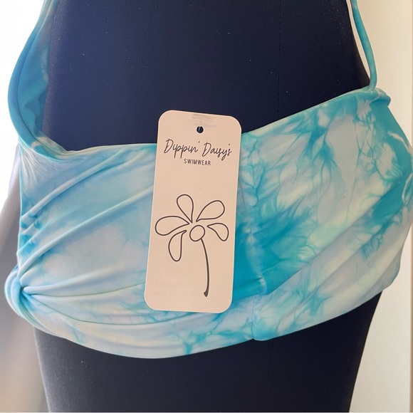 NWT Dippin’ Daisy’s Light Blue Tie Dye Bikini Top - Picture 3 of 7